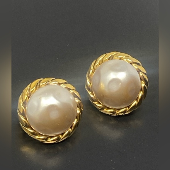 Chanel Vintage 1985 Gold Tone Faux Pearl Clip Earrings - Picture 9 of 16